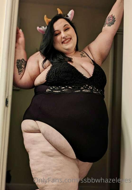 Just a girl who is trying to get as wide as her doorways🤤 ho..