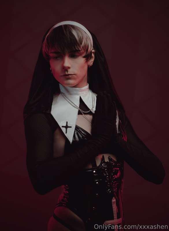 I'll get on my knees but it won't be to pray 💗💦