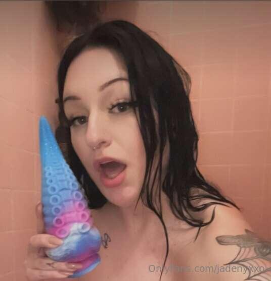 This tentacle dildo made me squirt so fucking bad.. 💦 Curiou..
