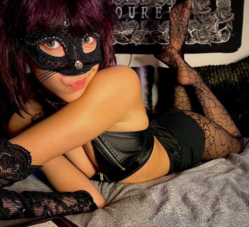 meow.. please be gentle with this little kitty🖤