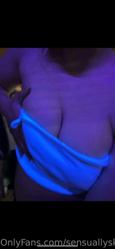 Boobies in the black light. ❤️