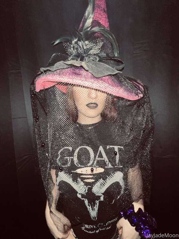 Swipe to see your favorite throat goats booty. I’m like a di..