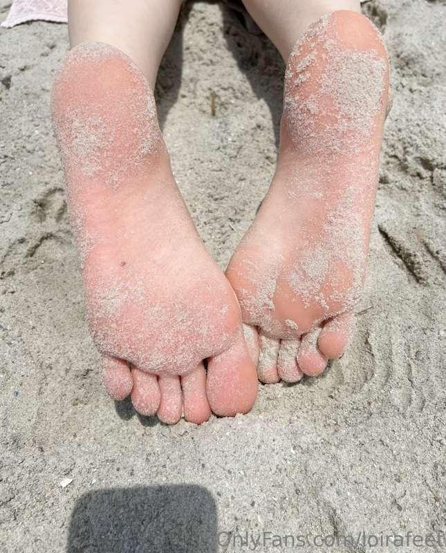 Solinhas cheia de areia na praia 👣☀️