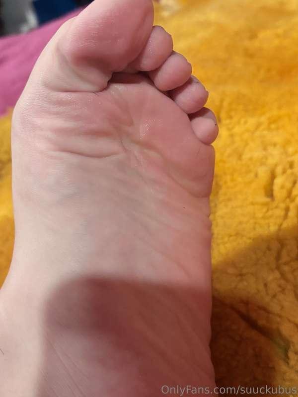 my feet got dirty, be a good lil toy and clean it up 😚💕