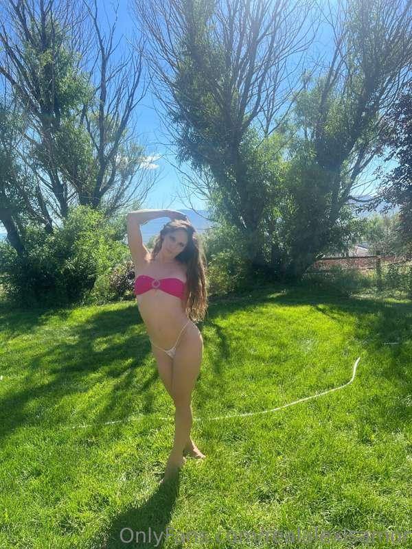 Bikinis and chill. 👙