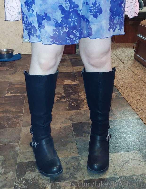 Tell me how cute I look in my new boots! ^.^