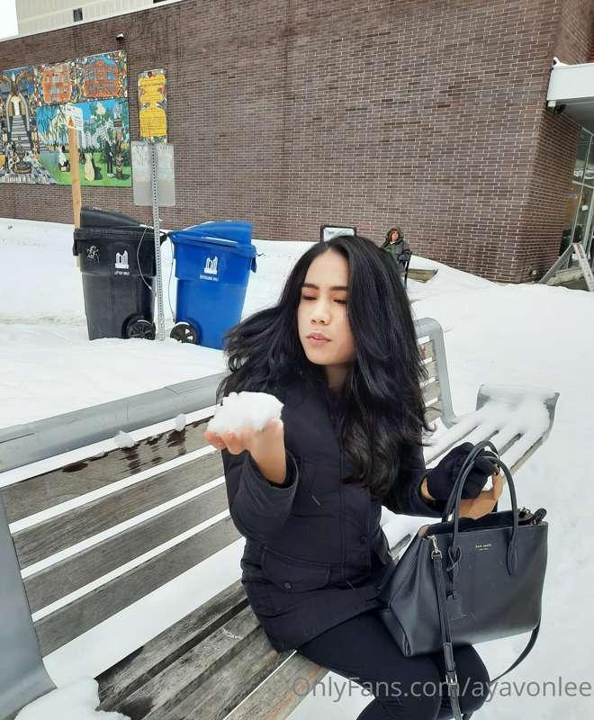 Join me playing my snow balls .lol❄ 🤪