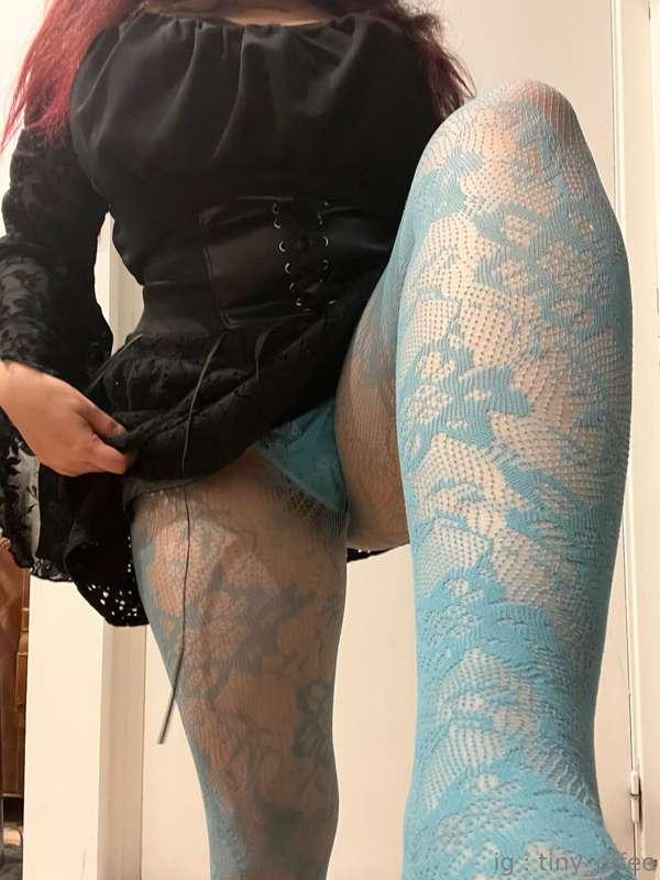 Des collants bleus pour toi <3 Tu peux les déchirer si tu ve..