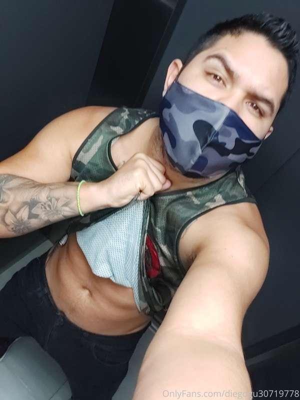 Casi casi ya quitándome la ropa jaja dando verga en culito 🥵