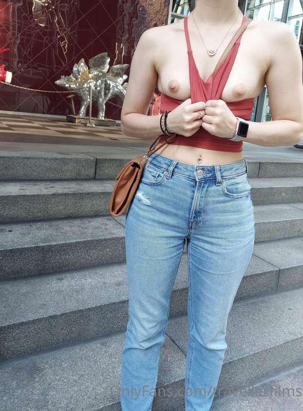 Who likes public flashing? 🥵