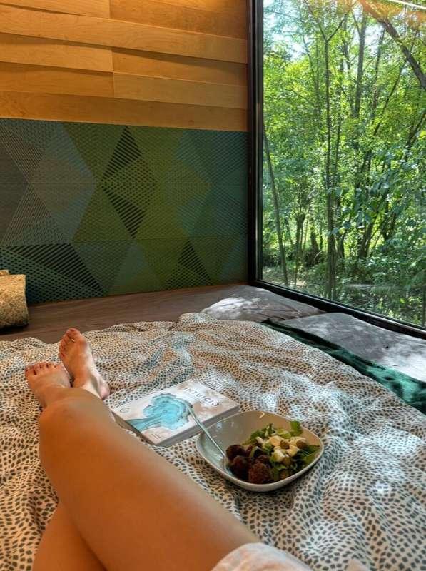 How about spending some time in bed together?🥰