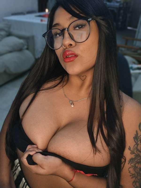 Good night, your horny brunette wishes you 💘