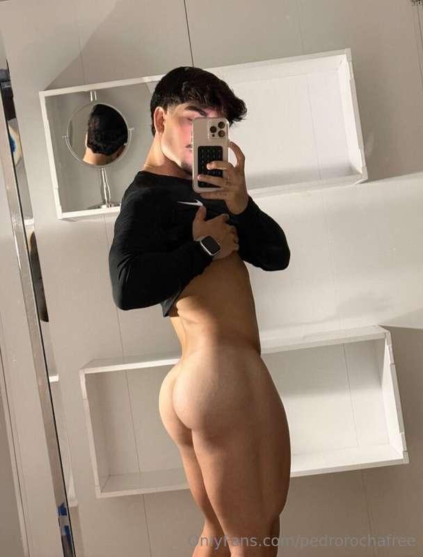 come subscribe to my onlyfans @pedrcrochaa 