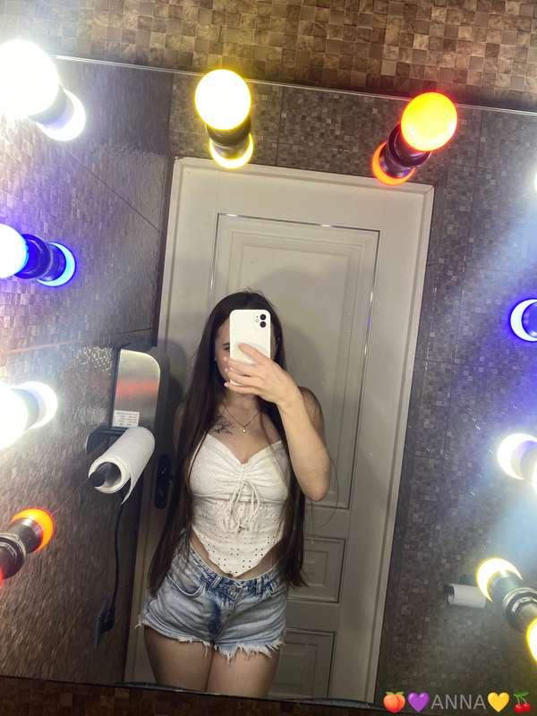 💋 Sweet glance, gentle charm & a playful spark ✨ One look is..