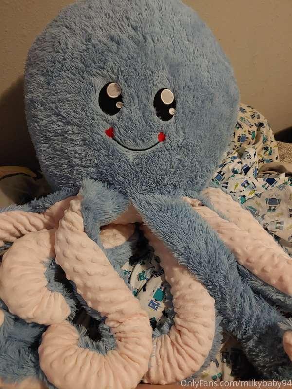 🐙 My new cuddle buddy 🐙
🐙 He so soft & gud friend 🐙