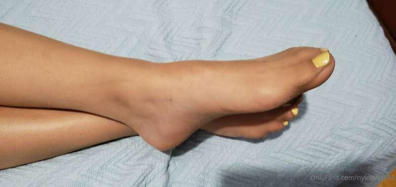 Do you like the yellow polish under these tan nylons?