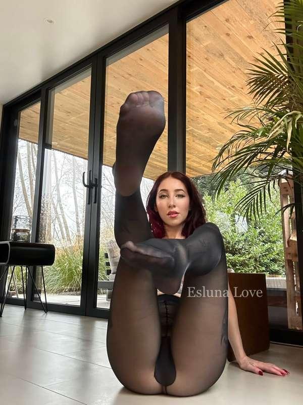 Who likes black pantyhose? 🖤😈😈