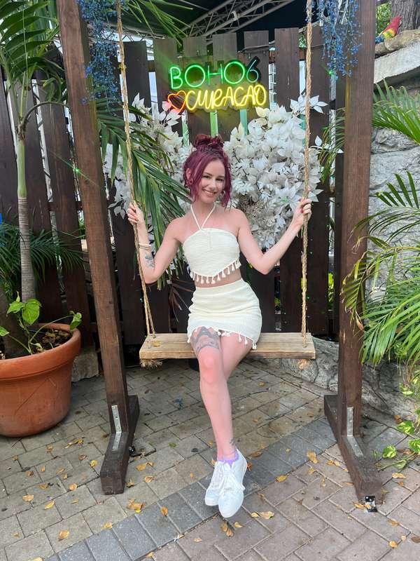 Back in the US 💗 I’ll be online all week sharing vacation pi..