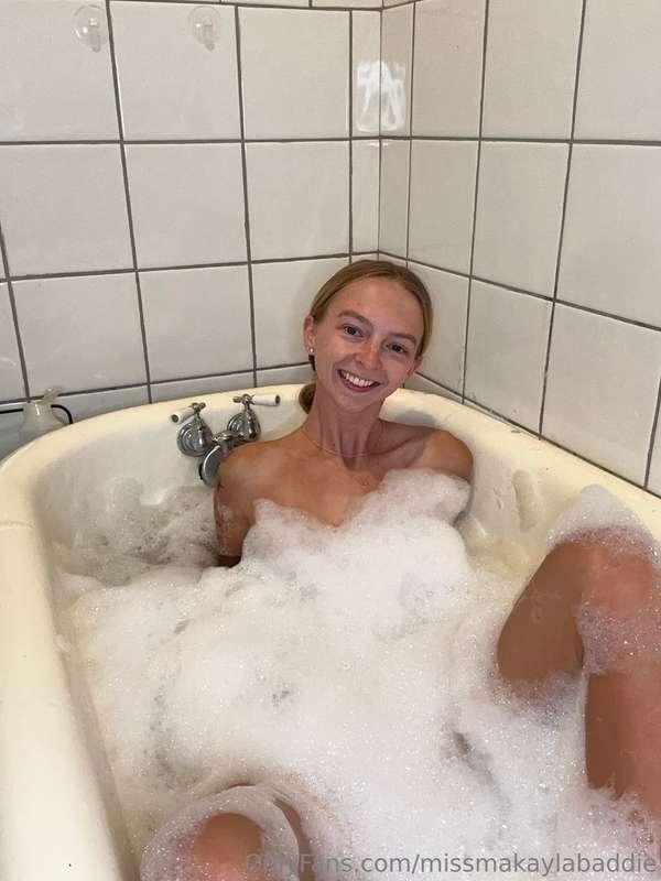 How does my naked body look in the bathtub 🛀? Do you like my..
