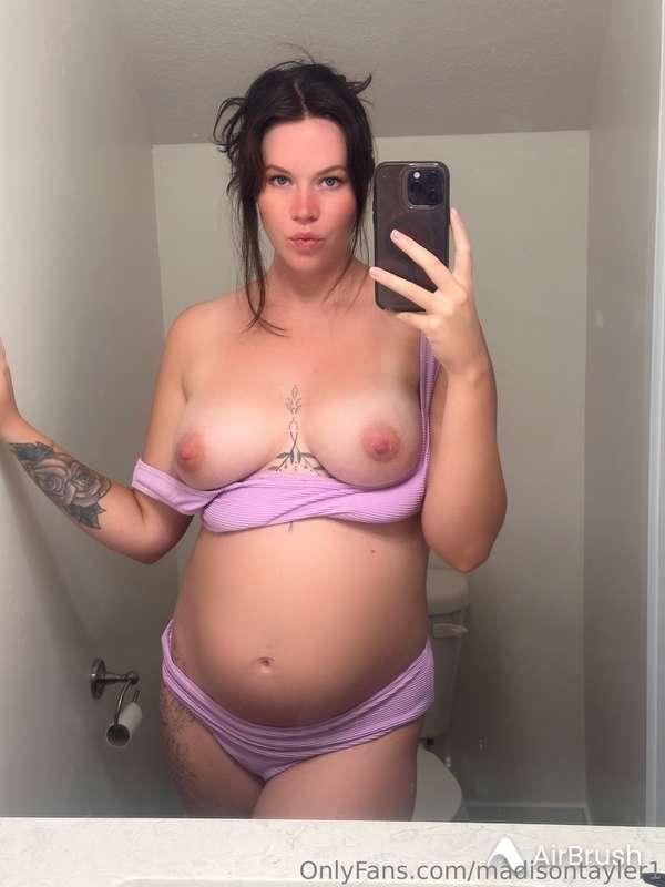 30 weeks pregnant 🤰🏼 still cute 😻