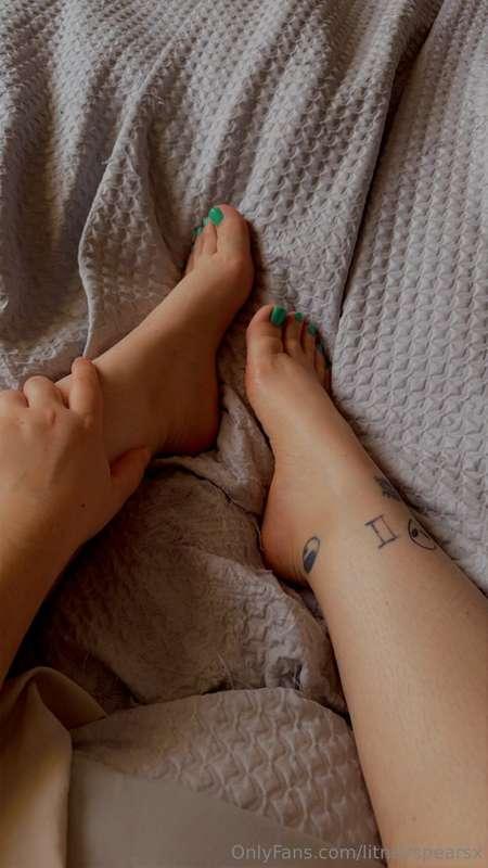 Freshly painted toes >>>
