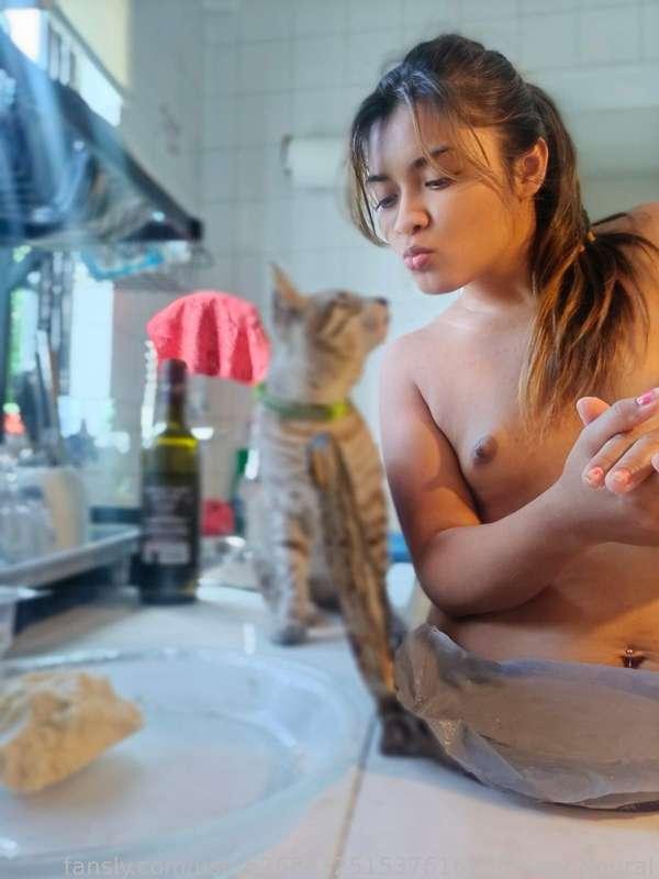 Mi gatito siempre me ayuda a cocinar. Es el primero en probar todo