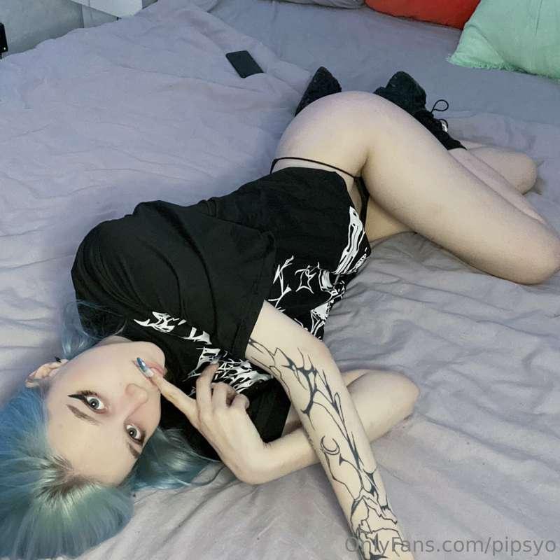 I'm going to lie on your bed for a while, don't you mind?🤤
m..