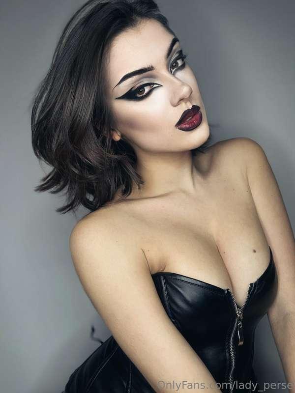 I would be such a beautiful goth Queen 👸🏻 maybe I should mak..