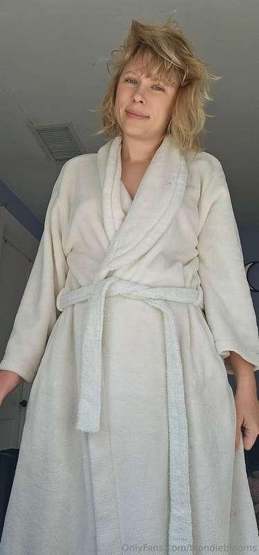 Robe day!!! I am so cumfy in this robe...its so soft and war..