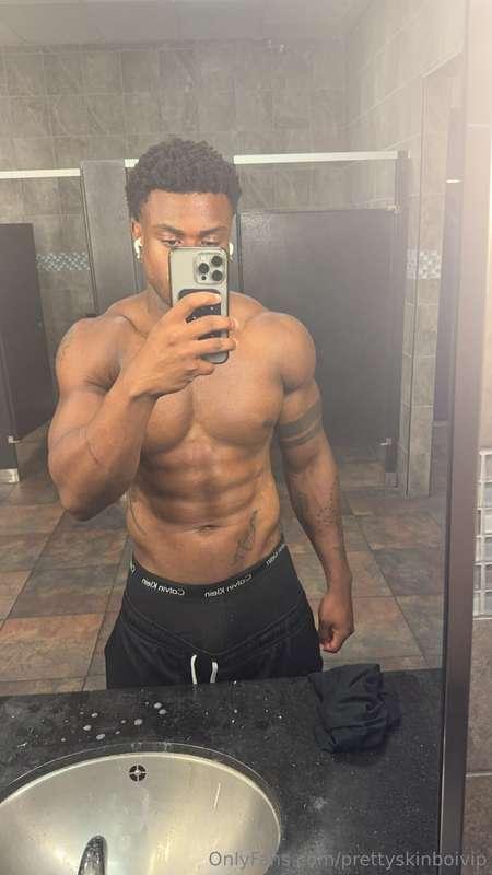 Like & Comment “daddy” for a $12 treat in your DMs 😈 feeling..