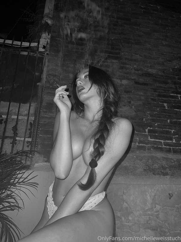 I miss summer and smoking on the beach😻