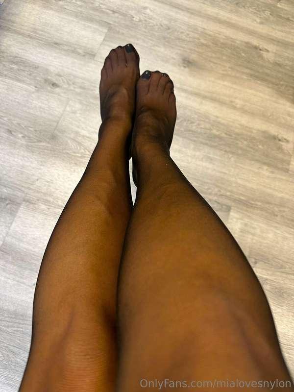 What color do you think my feet are hottest in stockings 😘😘😊..