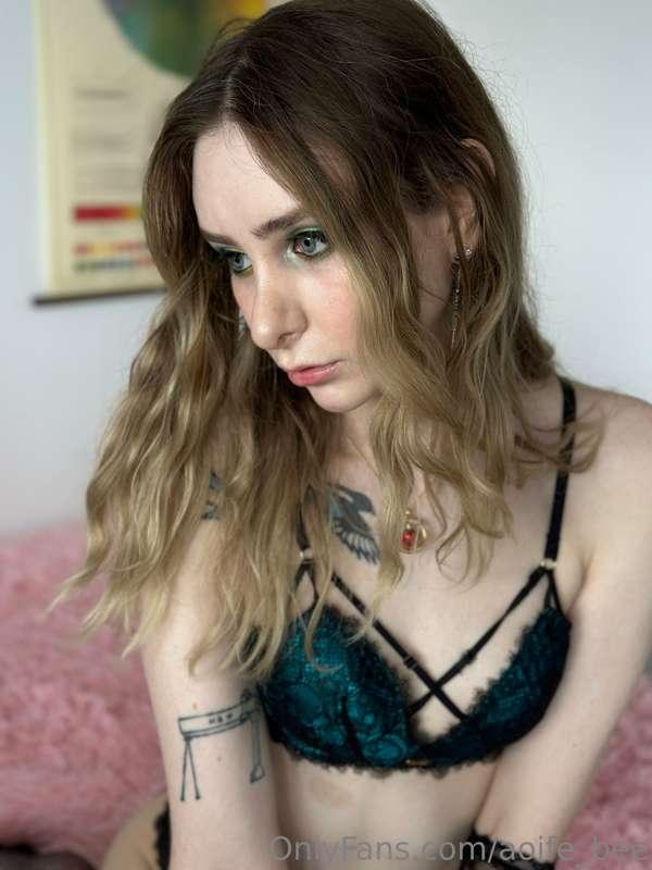 I did headshots today :) I wanted to get a new PFP so I did ..