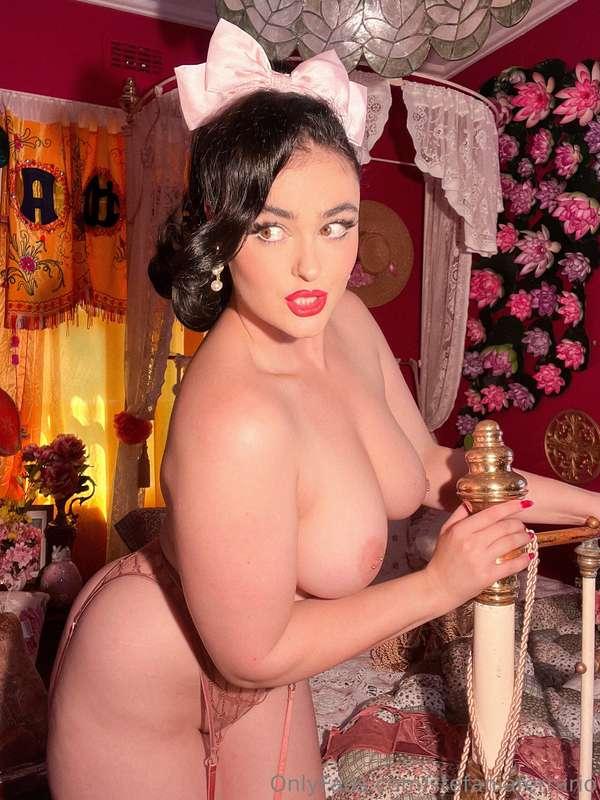 Lace, lingerie & lingering looks 💞 