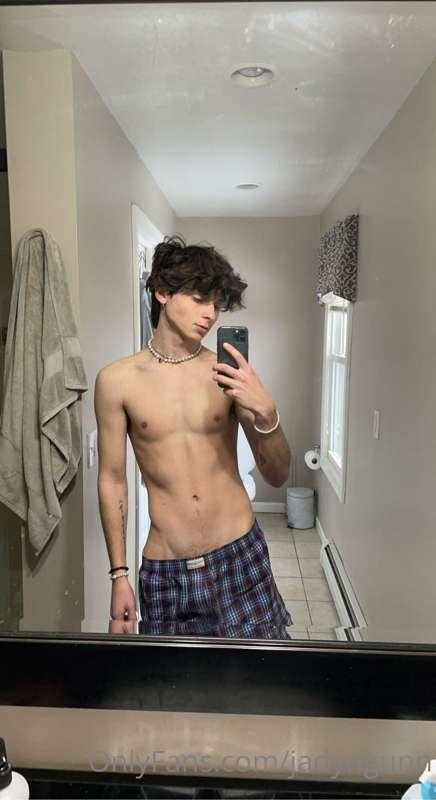 Pull down my underwear bro 🤤🤤 you know you want to 👀