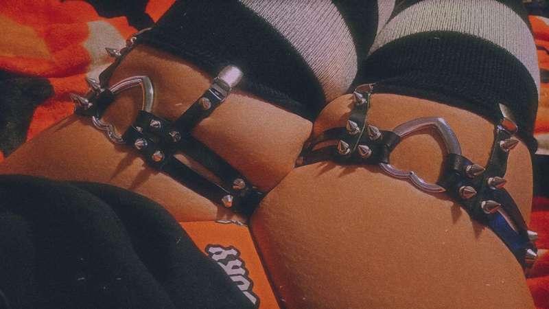 Thighs too plump these cheapy garters dont work very well.. 

Elastic strap ain't cutting it, it just rolls down my squishy thighs. 💀💦

#chubby | #thighs | #tan | #plump