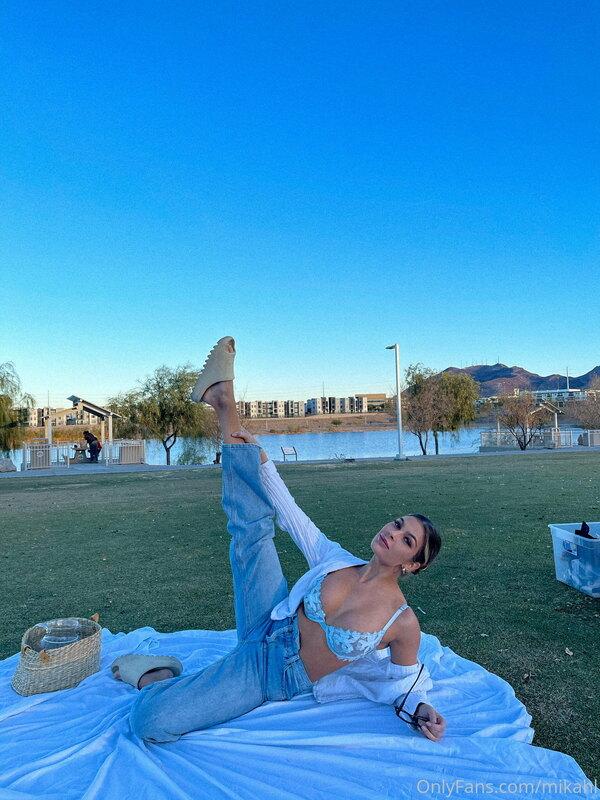 Picnic times getting sexy with me ?✨