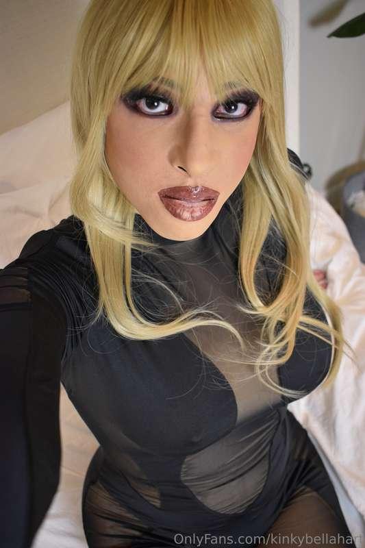 Hi! I'm at a photoshoot rental tonight and I'll be here livi..