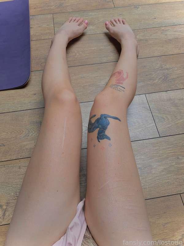 I still have a strange tan from the summer 😅 I wore shorts or long skirts 🙈

#fyp #feet #footfetish #legs #tattoos #toes #pedicure #hairy