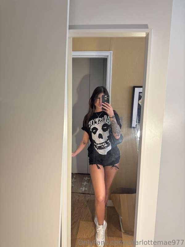 should I wear black more often?🤔