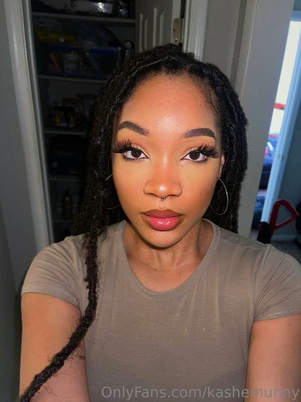 Imagine me looking up like this after giving you head 😂