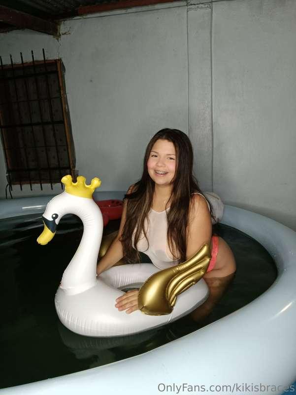 Private Pool Party 🎉 with me 🐰  & the swan 🦢 and the waterin..