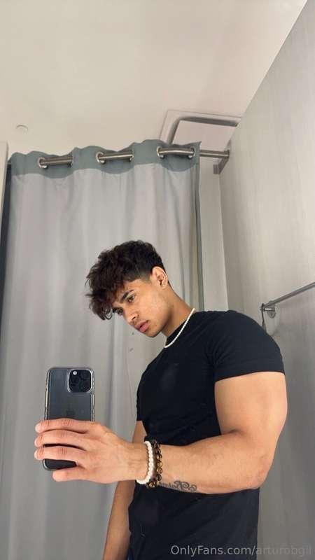 Fitting room quickie? 💦