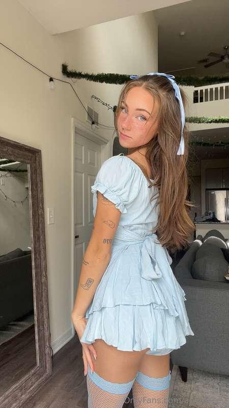 if you're online right now dm me i have something for you 🙈
