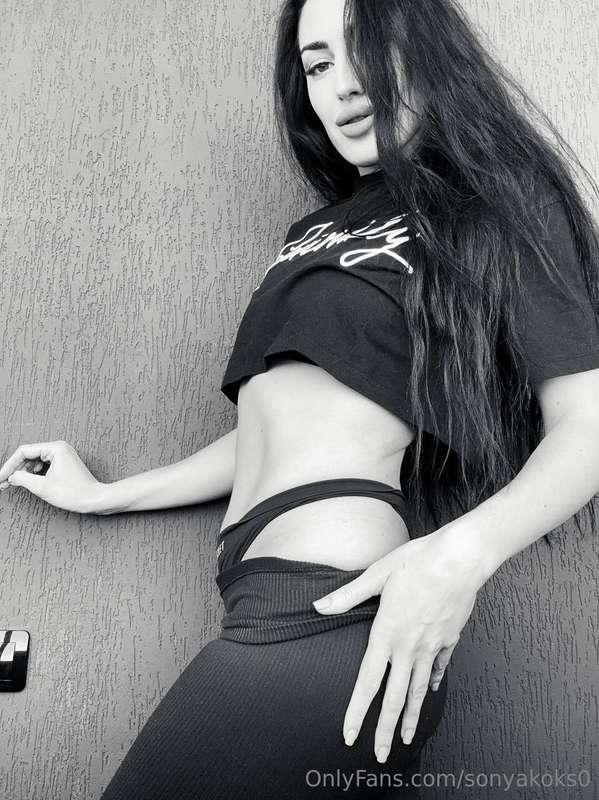 I got a hot idea, baby, you like naughty girls? I'm ready to..