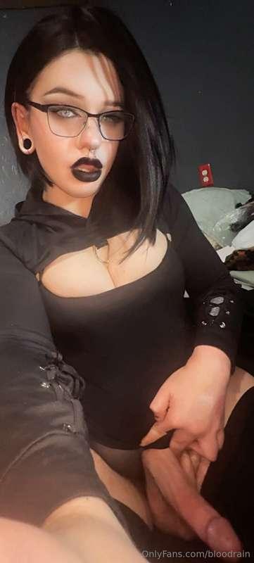 I just had to try on this wig with my glasses 🥰😈🖤 See someth..