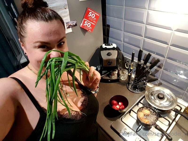 after a hot night, I cook breakfast for you