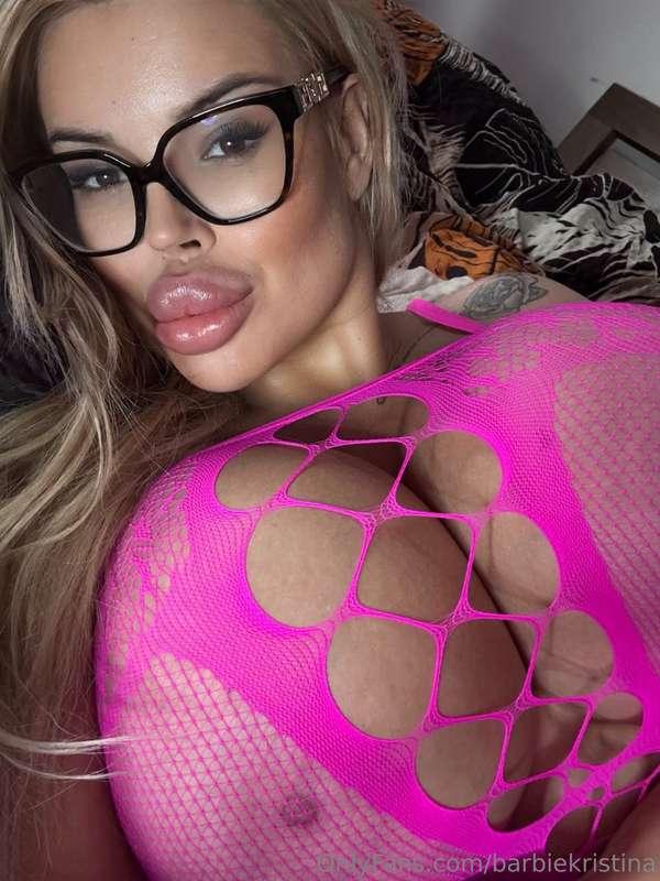 Do you like eye glasses on girls? 👀😜