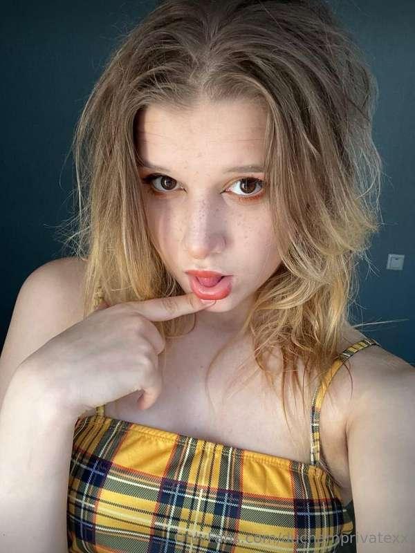 🔥𝗙𝗥𝗘𝗘 𝗢𝗡𝗟𝗬 𝗡𝗢𝗪🔥 @liliybunnygirlShe like touch her pink virgi..