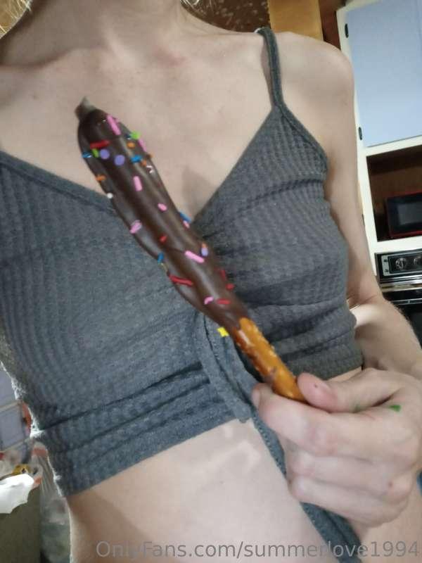 Chocolate covered pretzel sticks 😘☺️
